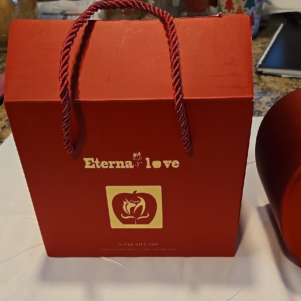 Red Heart-Shaped Jewelry Box with Necklace - Picture 4 of 7